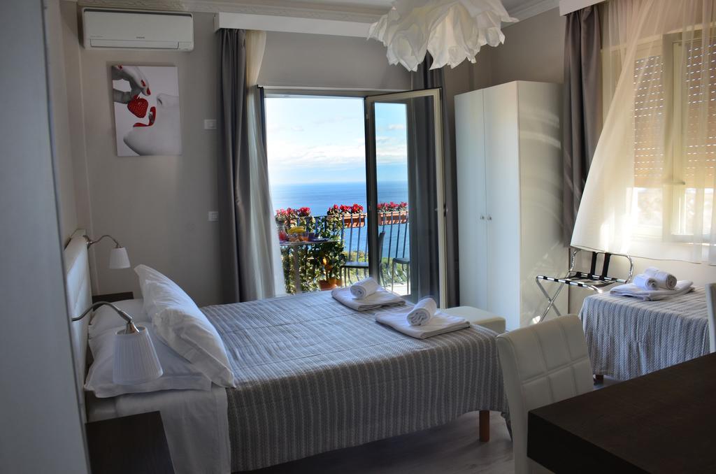 Athena Charming Rooms Таорміна Екстер'єр фото
